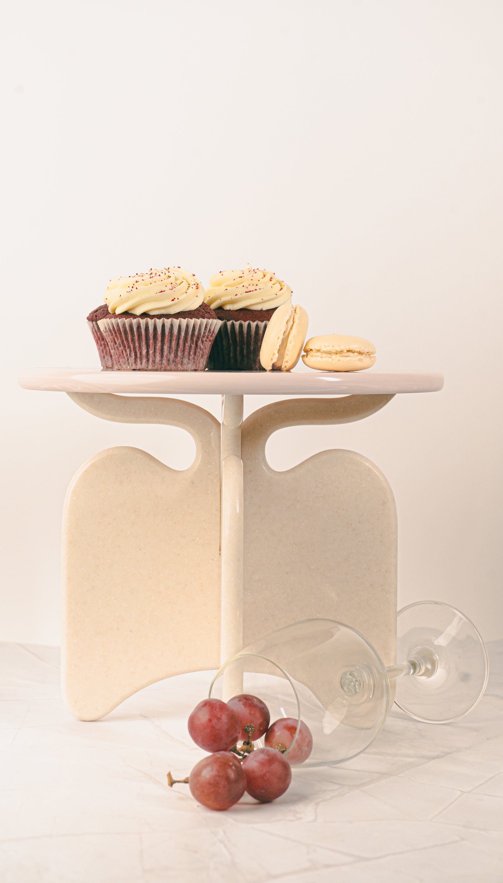 Curved Cake Stand, Easy Assembly, Artful Design